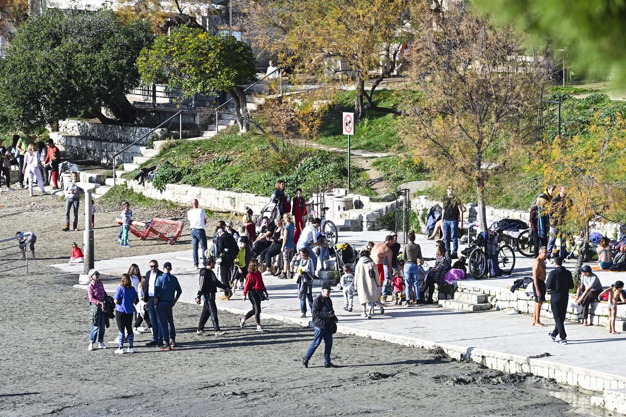 Split: Novogodišnji picigin na plaži  Bačvice 