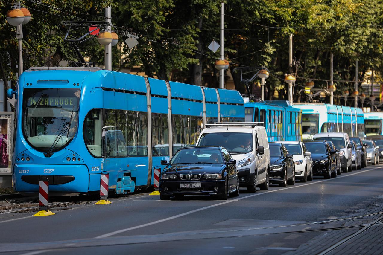 Zagreb: Radovi na tramvajskoj pruzi u Savskoj prouzročili su zastoje i gužve u prometu
