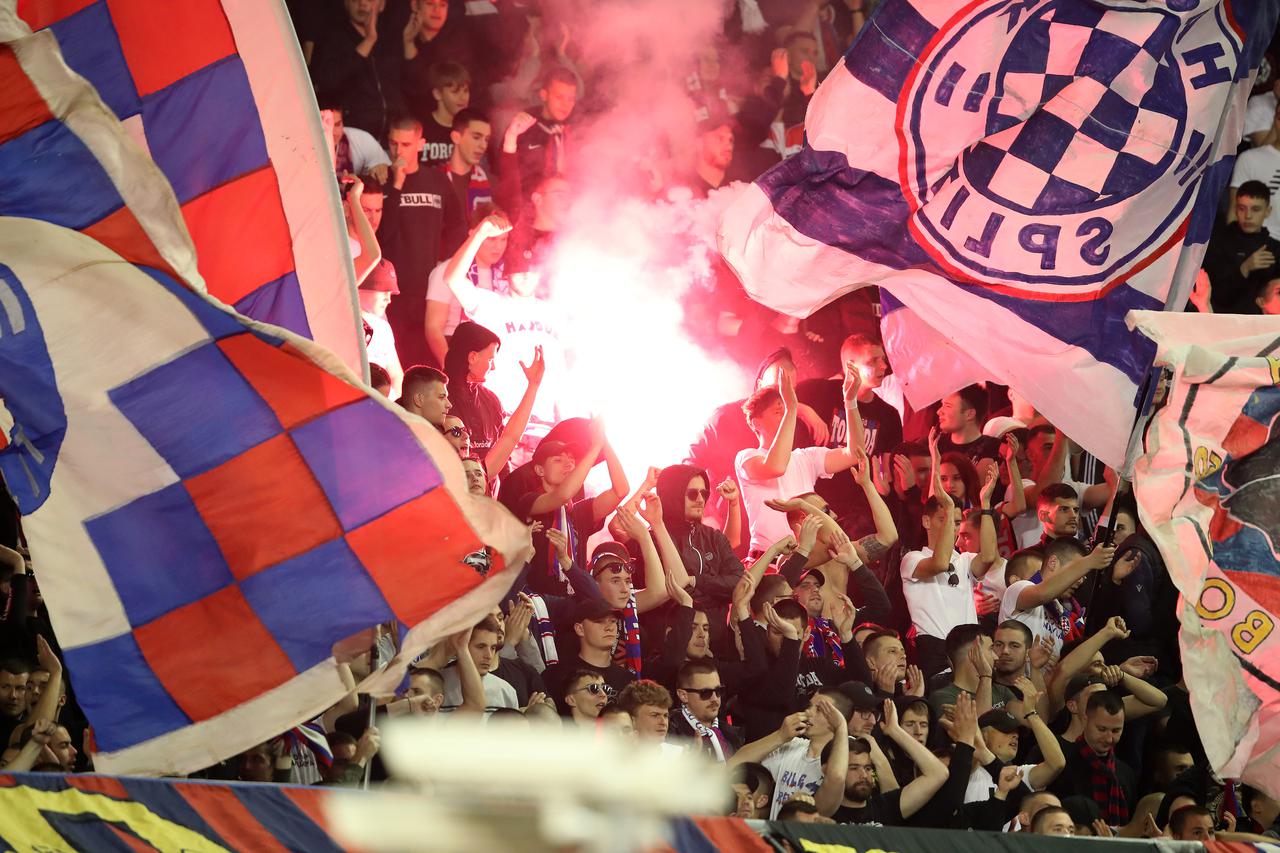 Split: Navijači na tribinama prate susret Hajduka i Dinama