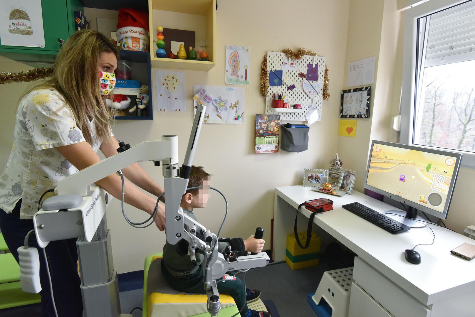 Donirani uređaj - robotska ruka za terapiju djece