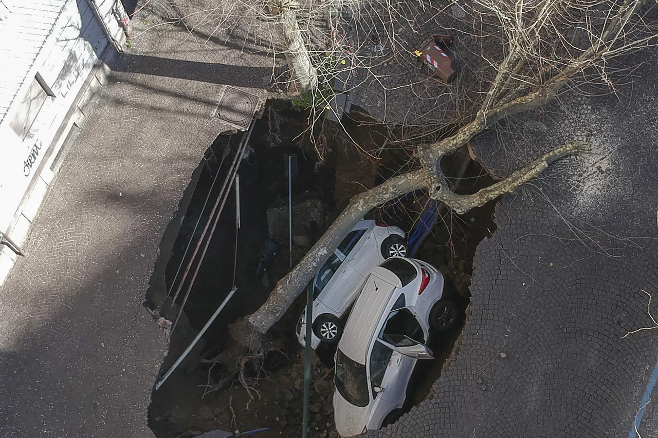 Napulj: Velika rupa progutala dva automobila