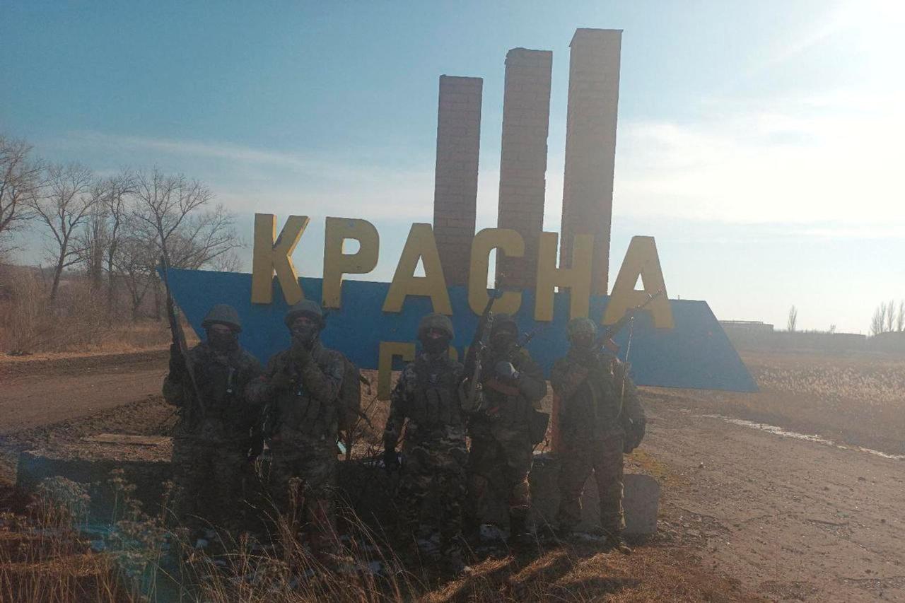 An image apparently shows Wagner fighters at the entrance sign to the village of Krasna Hora