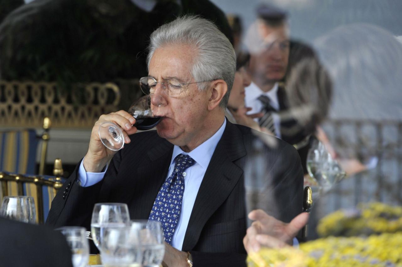 'Italian Prime Minister Mario Monti drinks a glass of wine during a meeting in Cernobbio, next to Milan, March 24, 2012  REUTERS/Paolo Bona (ITALY - Tags: POLITICS BUSINESS)'
