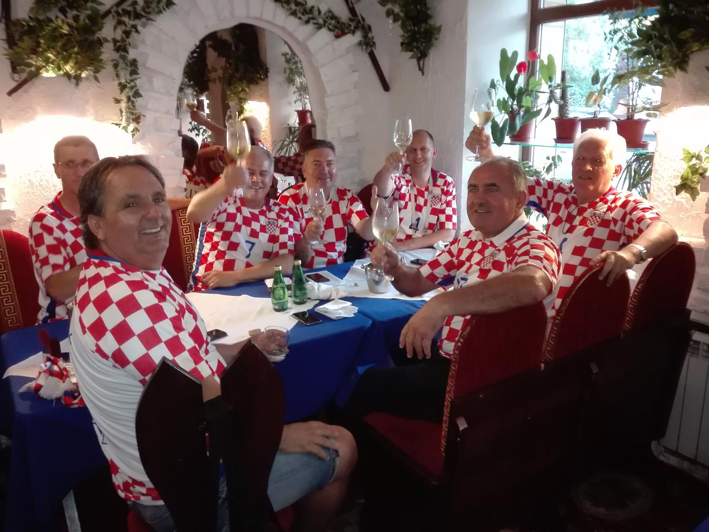 Tijekom današnjeg dana mnogi hrvatski navijači pohodili su u Rostovu poznati restoran 'Drago' srpskog vlasnika Drage Rakanovića, koji je rodom iz Goražda u BiH. Zatekli su se tu i Islanđani, Meksikanci i ostali.

