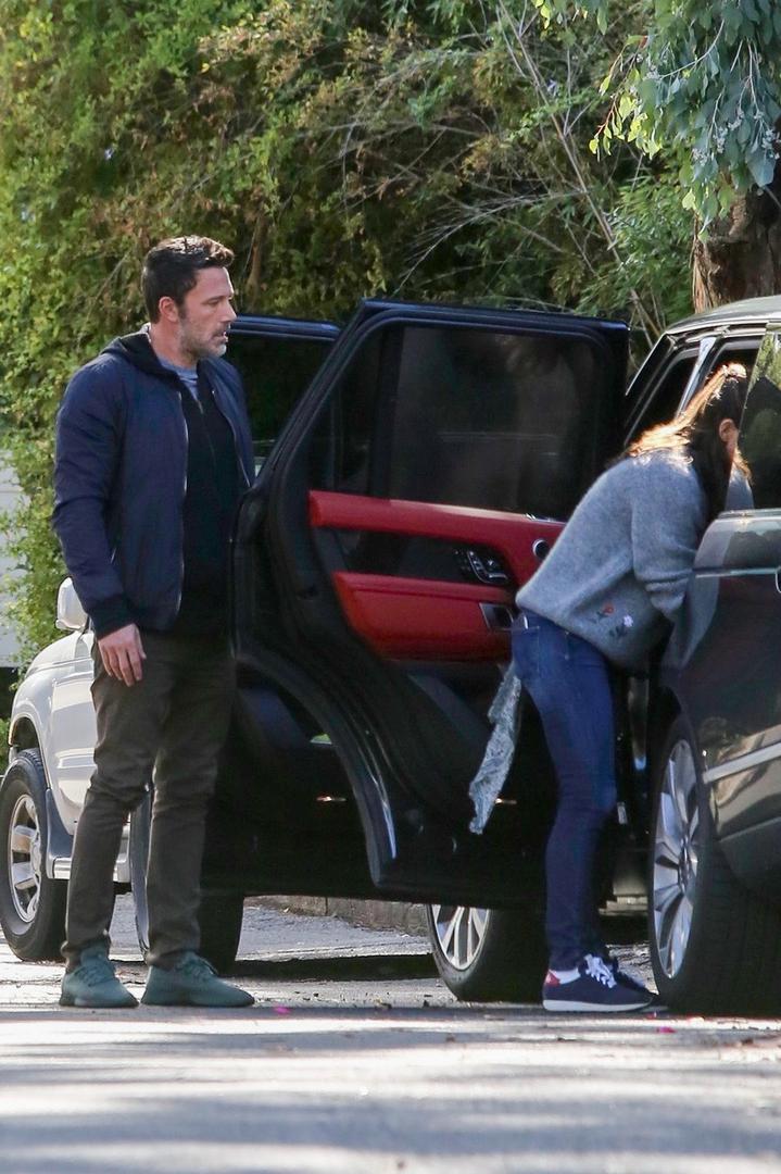 Dan zahvalnosti par je proveo s djecom, a paparazzi su ih snimili na parkiralištu ispred kuće Jennifer Garner i uhvatili su  ih u žestokoj svađi u kojoj je, sudeći po slikama, Affleck izgubio živce. 