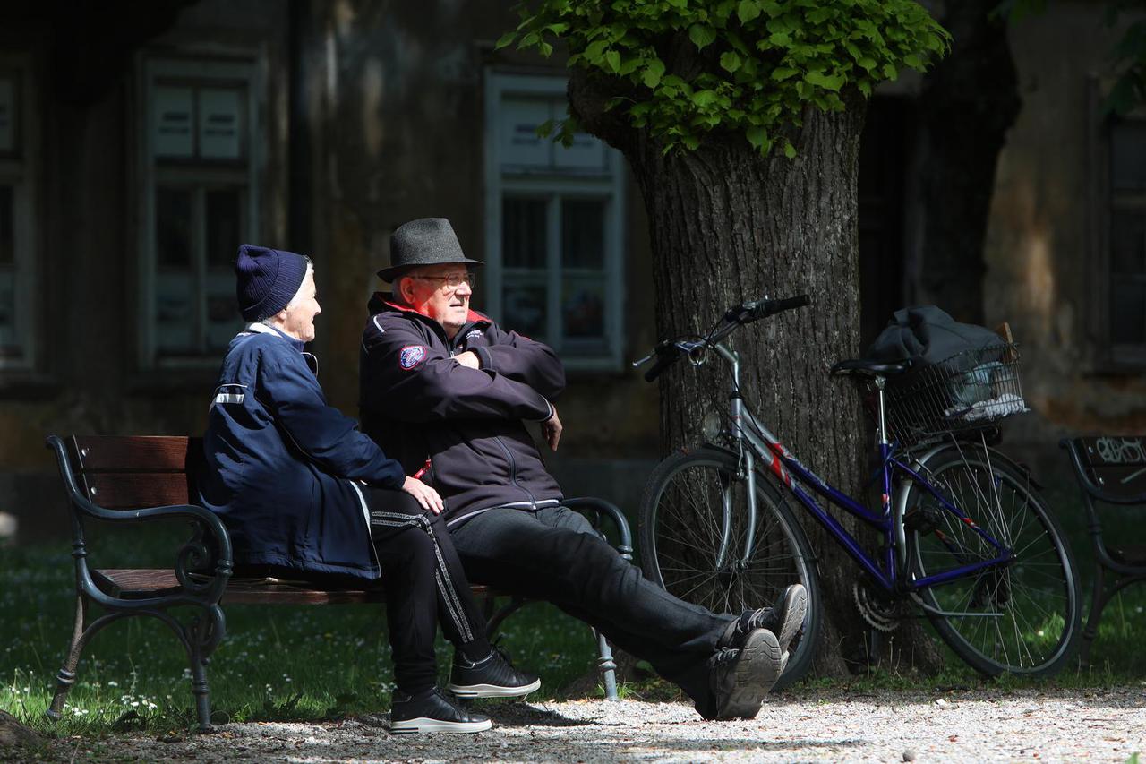 Karlovački umirovljenici lijepo proljetno vrijeme koriste za boravak na svježem zraku