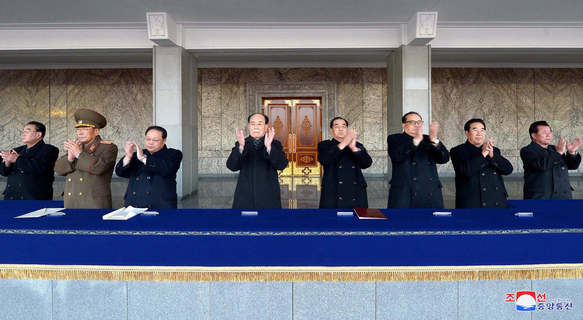 "Slavimo uspješno ispaljivanje Hwasong-15 koje je pokazalo snagu i moć Sjeverne Koreje ostatku svijeta", moglo se pročitati na transparentu gomile.
