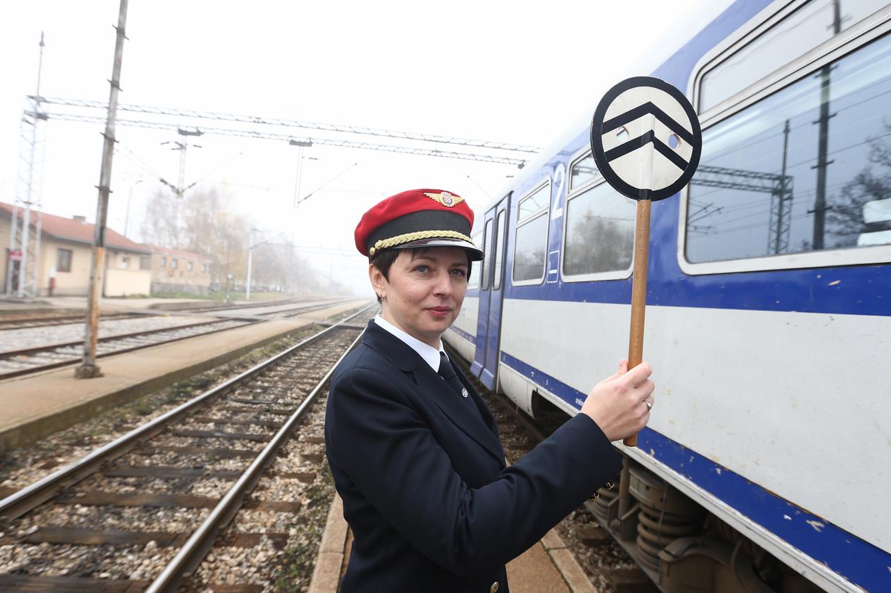 07.12.2015., Zapresic - Prometnica vlakova Zorica Zemljic.   Photo: Zeljko Lukunic/PIXSELL