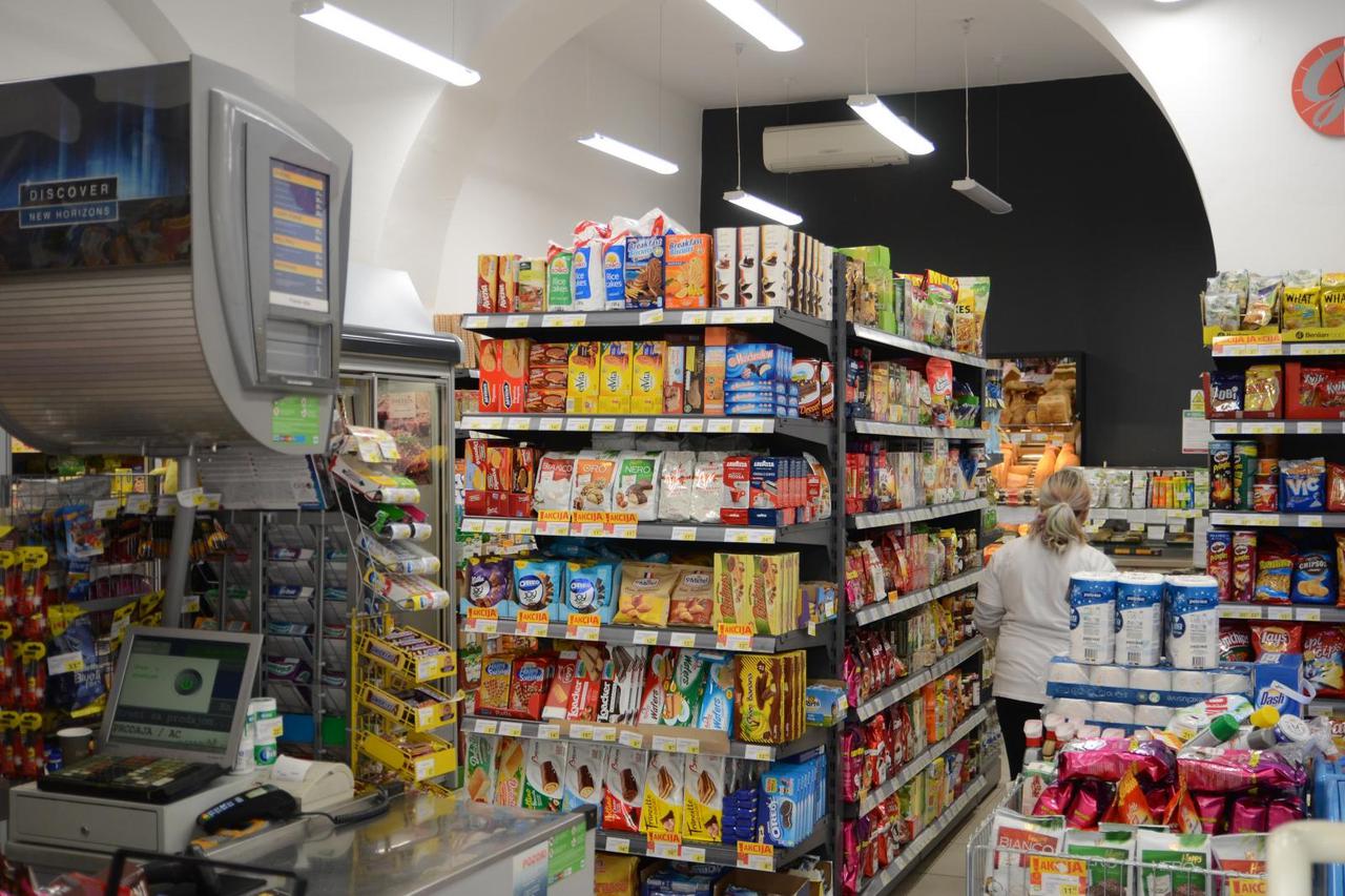 Prodavaonice "Istarski supermarketi" u Puli