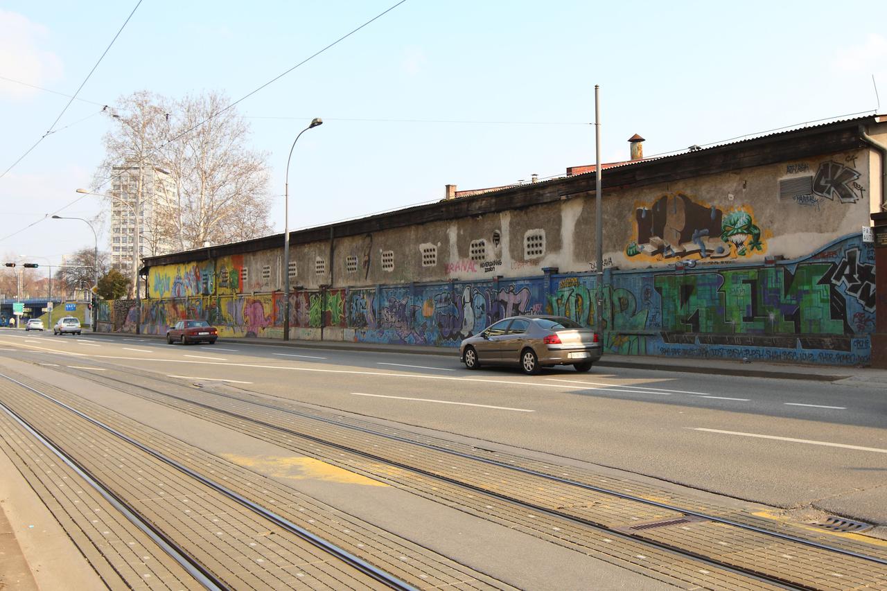 Zid iscrtan grafitima u Branimirovoj ulici.