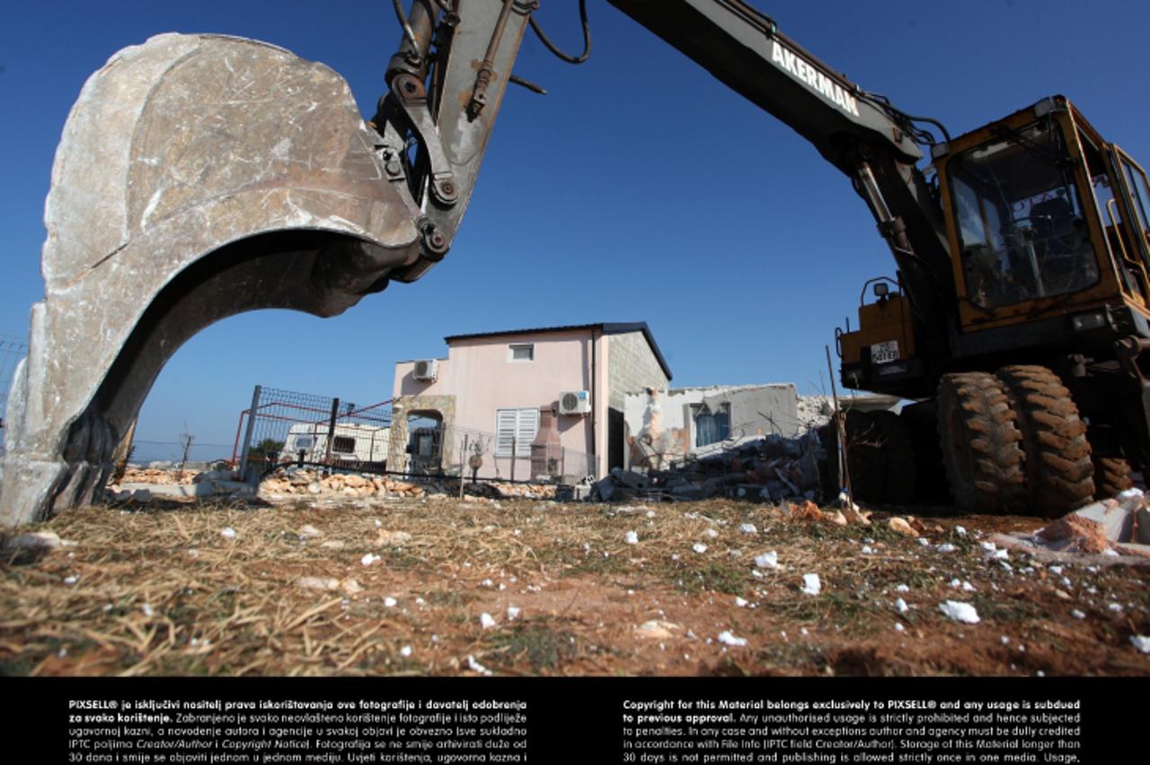 '19.02.2013., Vir - Bageri za rusenje bespravno sagradjenih objekata stigli na otok Vir.  Photo: Zeljko Mrsic/PIXSELL'
