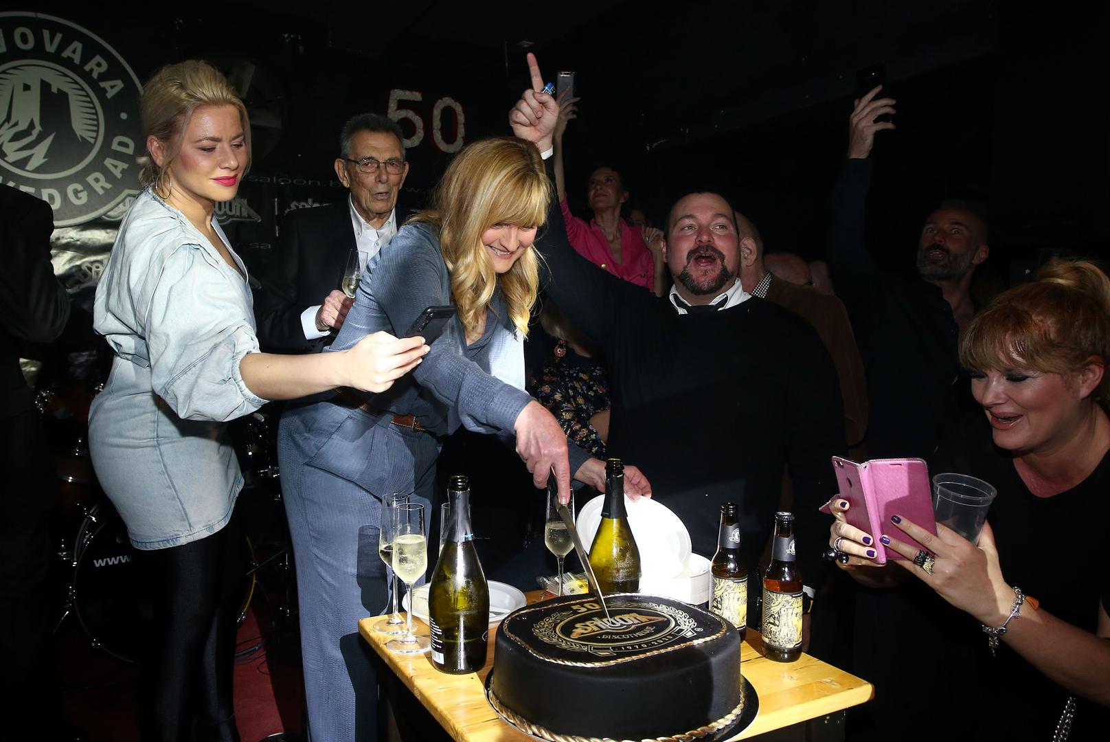 Naravno da se na 50. rođendanu jela i torta, a nju je razrezala Sanja Doležal.