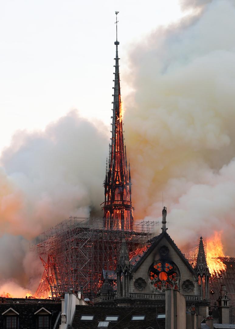 Uzrok požara zasad nije poznat, ali vatrogasci misle da bi mogao biti povezan s radovima na obnovi crkve