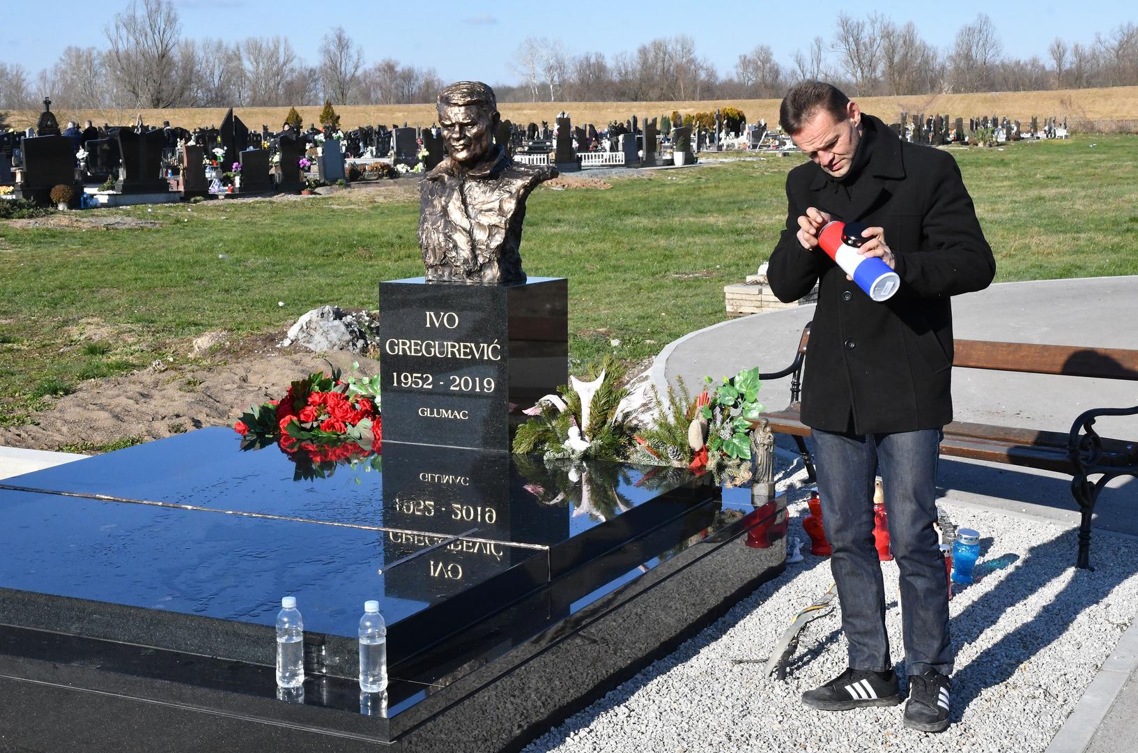 U njegovom rodnom mjestu otkrili su ovaj tjedan bistu na Gregurevićevom grobu, a bistu je izradio akademski kipar Ante Jurkić koji je bio i veliki prijatelj pokojnog glumca. 