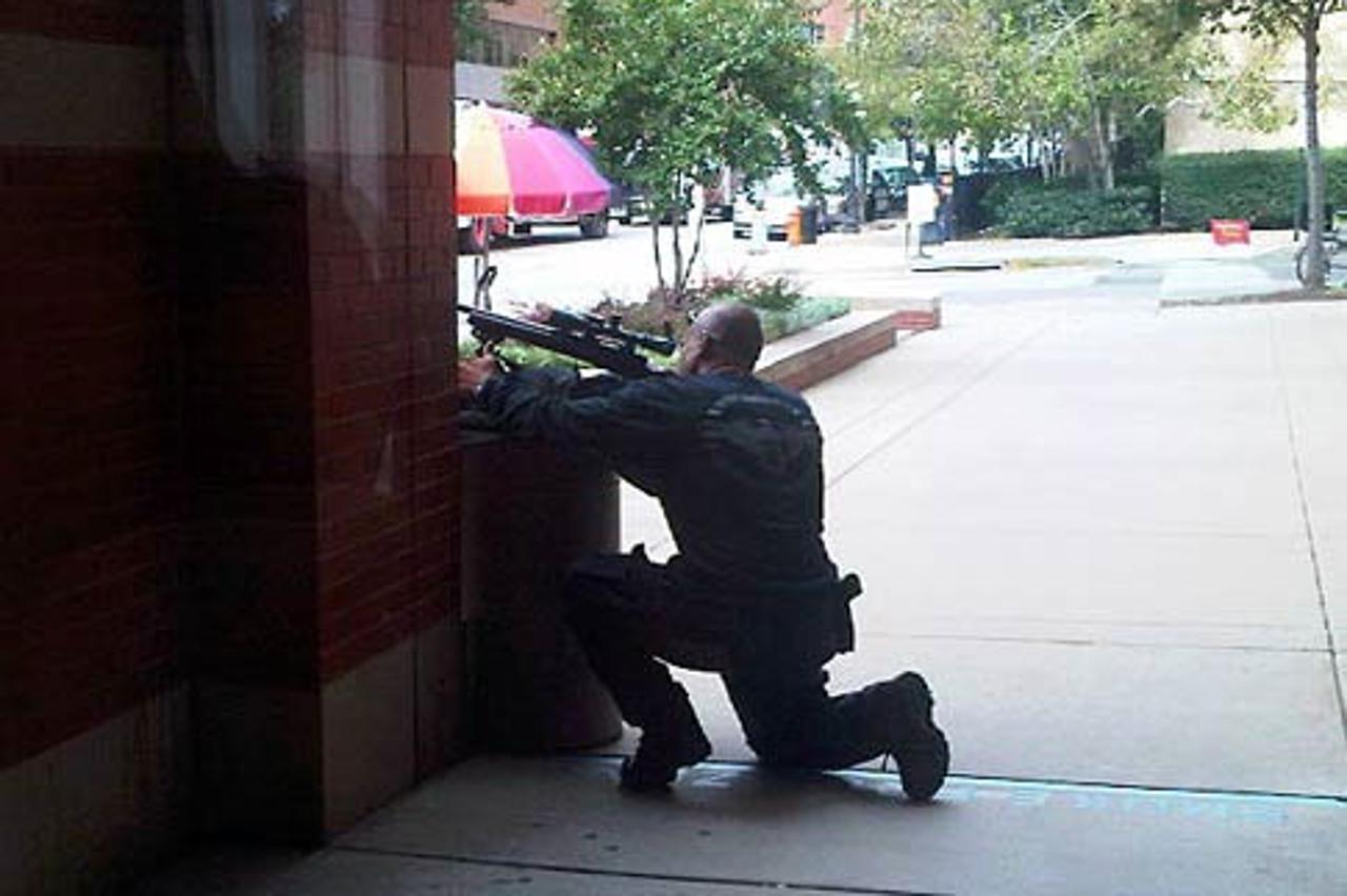 SWAT policajac pred bolnicom