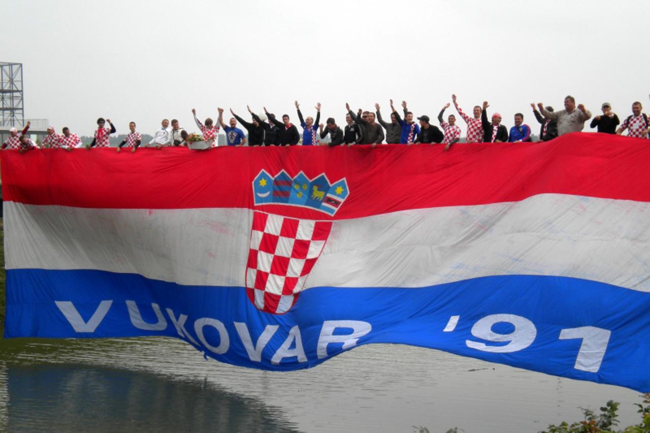 'SLAVONIJA  07.09.2010. VUKOVAR - navijaci pred odlazak u Zagreb na utakmicu Hrvatska - Grcka  Branimir Bradaric/Vecernji list'