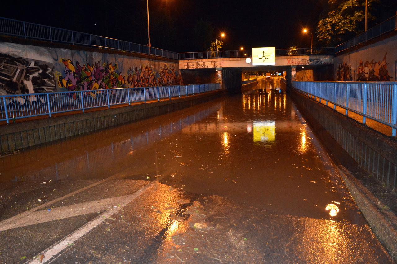 Slavonski Brod: Nevrijeme s obilnom kišom poplavilo podvožnjak u Kumičićevoj ulici