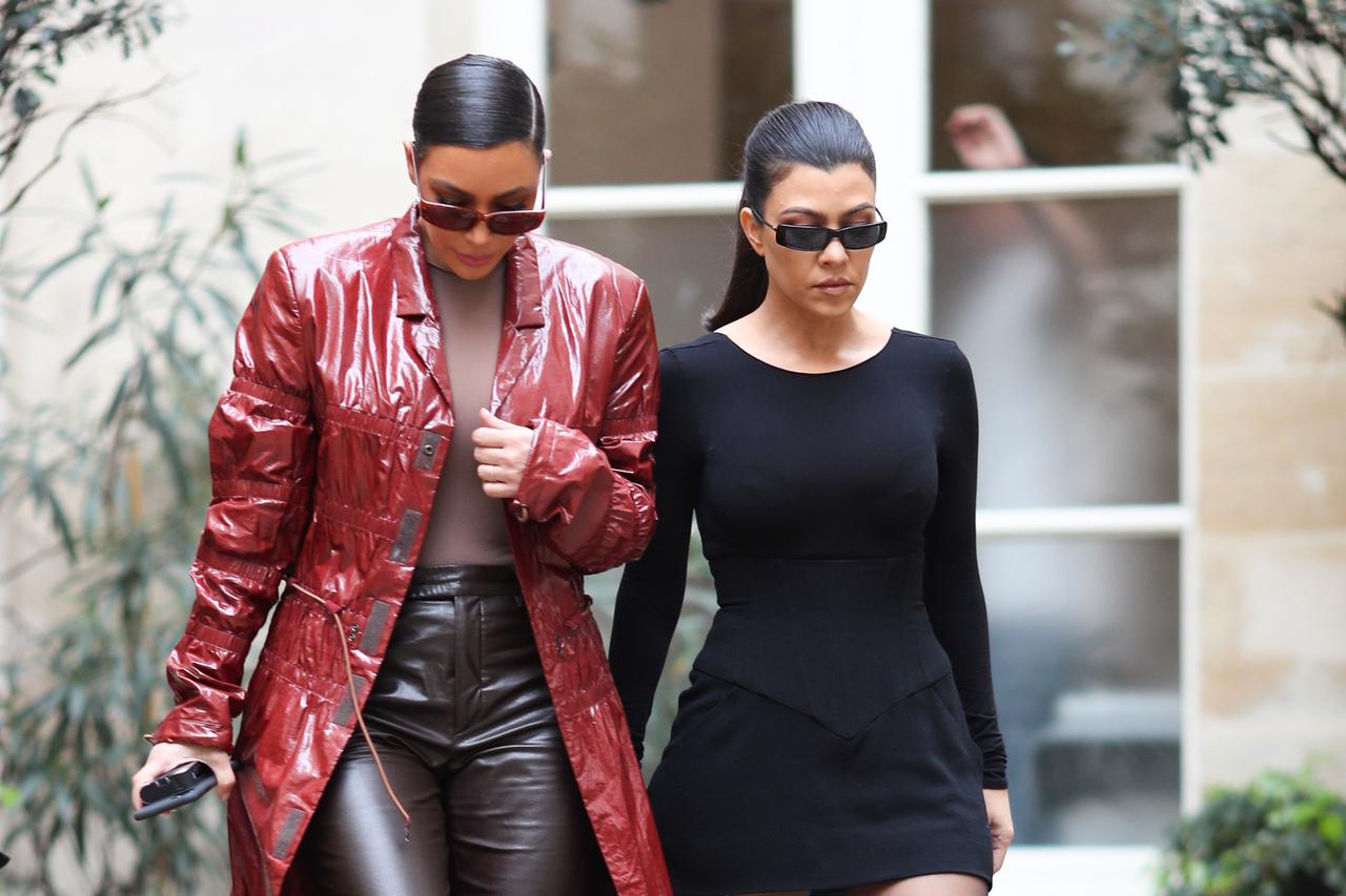 Kim et Kourtney Kardashian en tournage pour la série de télé réalité Keeping Up With the Kardashian