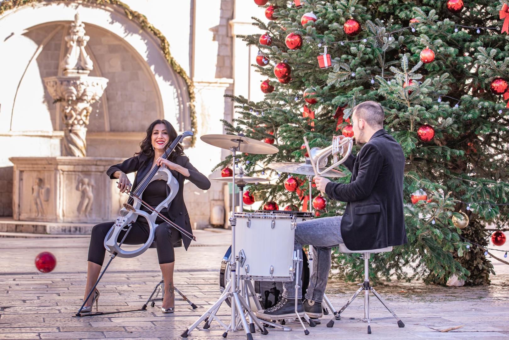  Par je sada zapazio i naš fotograf ispred crkve Sv. Vlaha u Dubrovniku. Marko je 2012. godine postao član benda međunarodne pop zvijezde Andreasa Gabaliera s kojim je odradio brojne nastupe u svijetu, a član je i grupe Buđenje.
