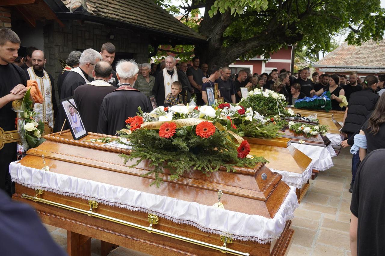Pet žrtava masakra kod Mladenovca i Smedereva pokopano u selu Malo Orašje
