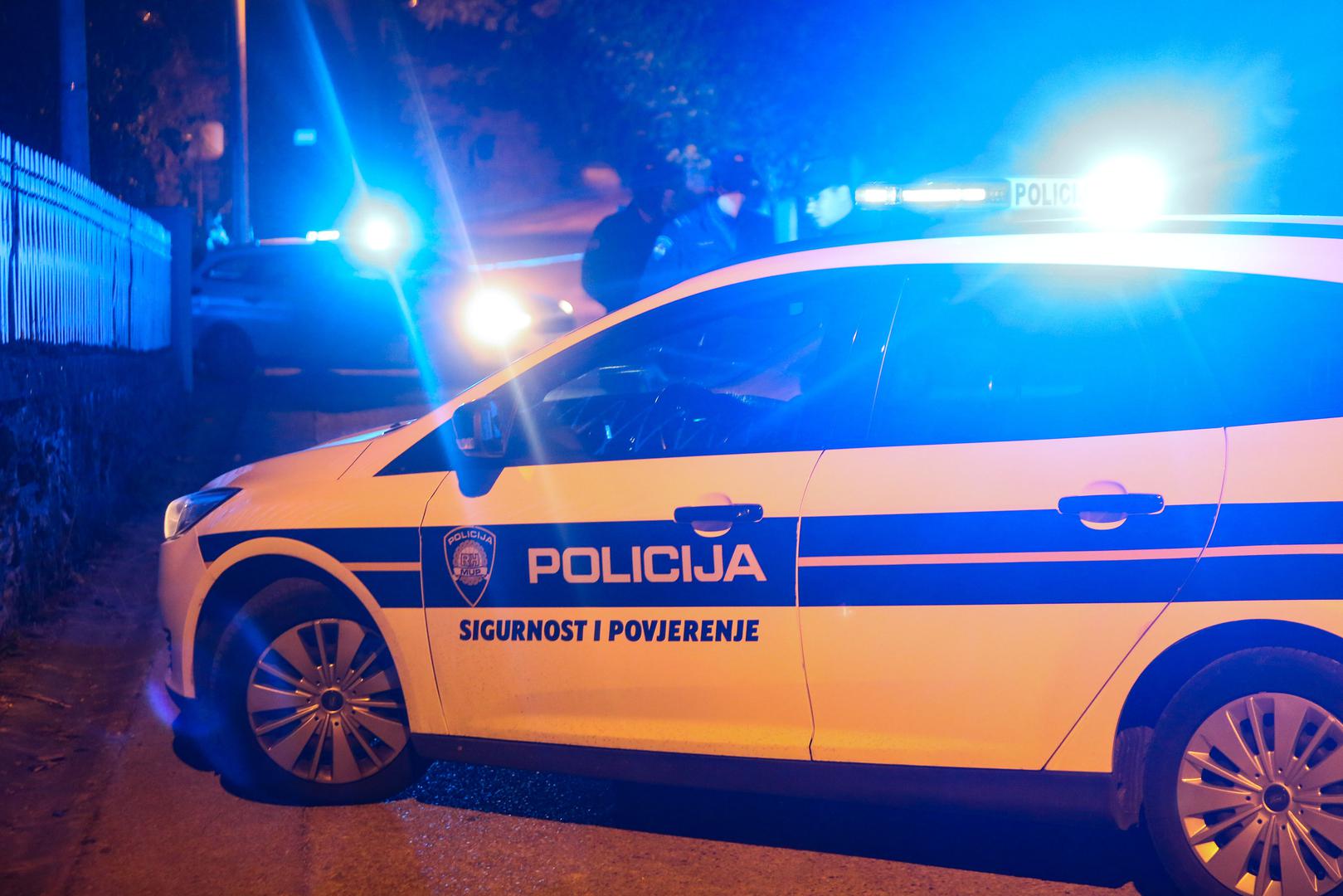 21.10.2020., Zagreb - Oko 20:20 policija je zaprimila dojavu o pronadjenom mrtvom tijelu u Oresju (Susedgrad). U stanu je osim mrtvog tijela pronadjen i tesko ozlijedjeni muskarac koji je takodjer ubrzo preminuo.

Photo: Marin Tironi/PIXSELL