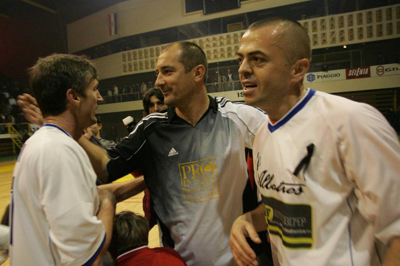 ARHIVA  - Split: Ekipa Albatros pobjednička ekipa turnira  "Četiri kafića" 2005.