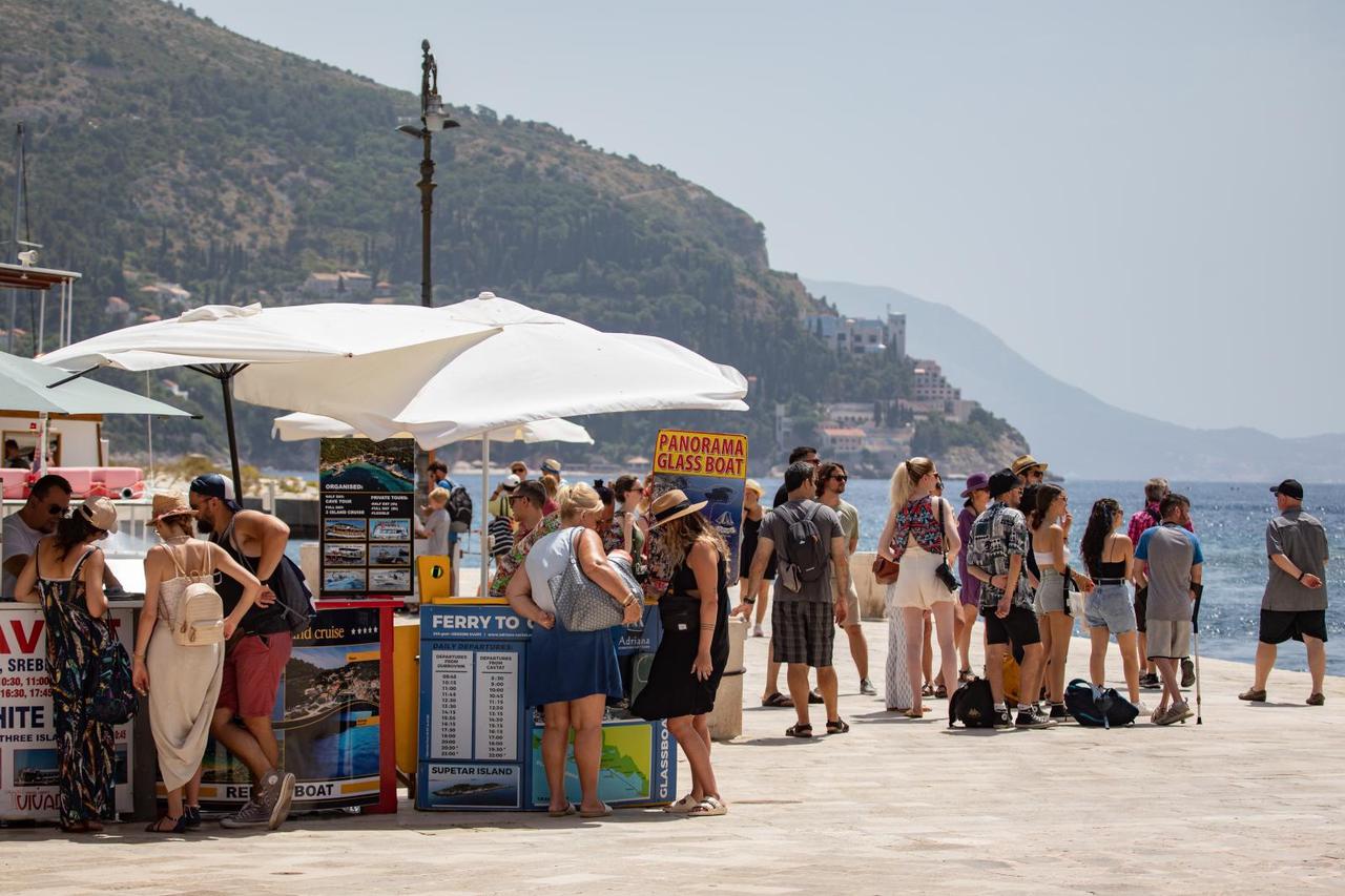 Velike vrućine u Dubrovniku najlakše se pondose u moru