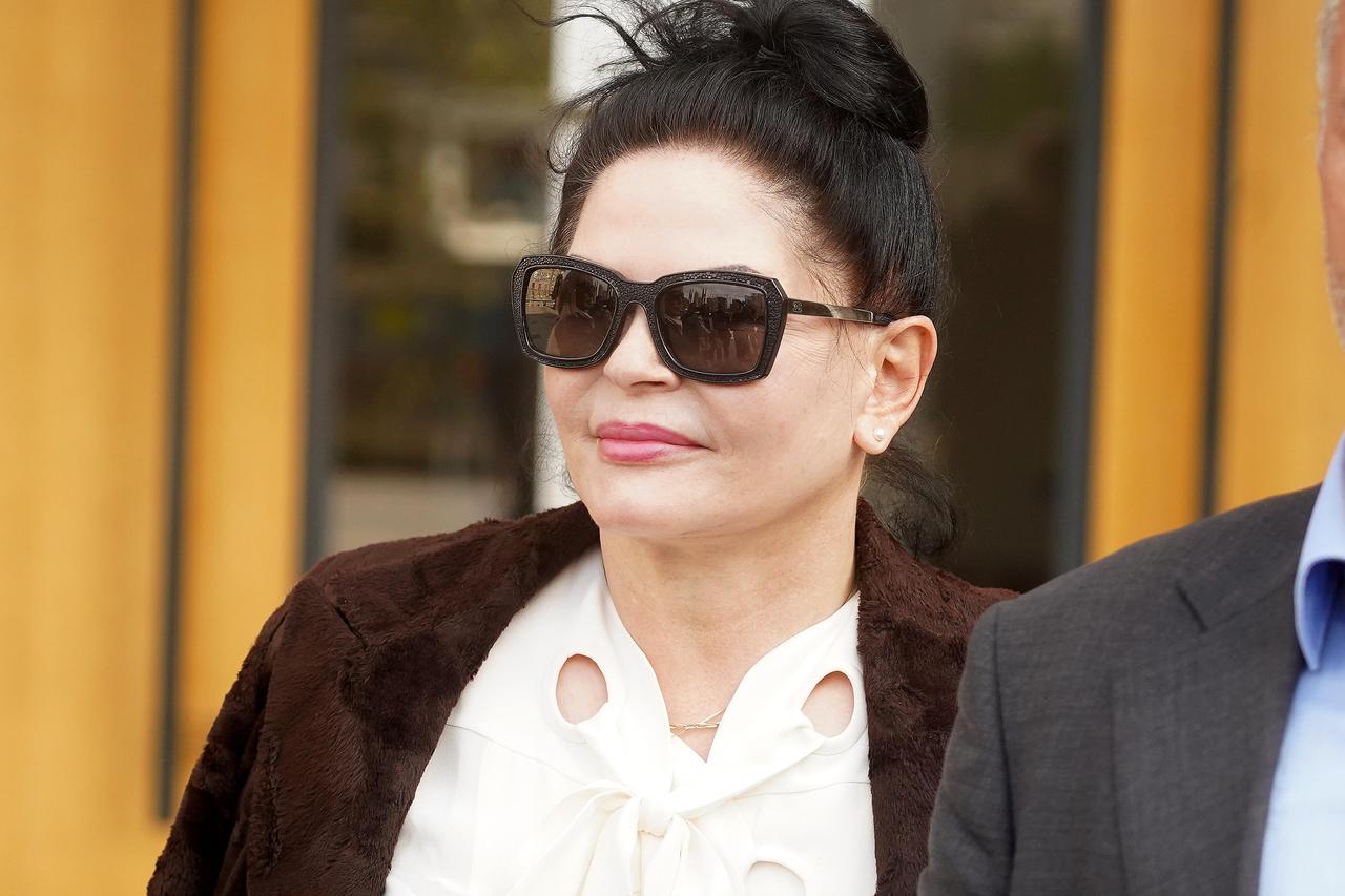 Mirjana Antonovic, a woman who claims to have a son, Devin, with singer Miroslav Ilic, whom he refuses to officially acknowledge, is leaving the Palace of Justice, where litigation is underway to prove paternity. Mirjana Antonovic.Mirjana Antonovic, zen
