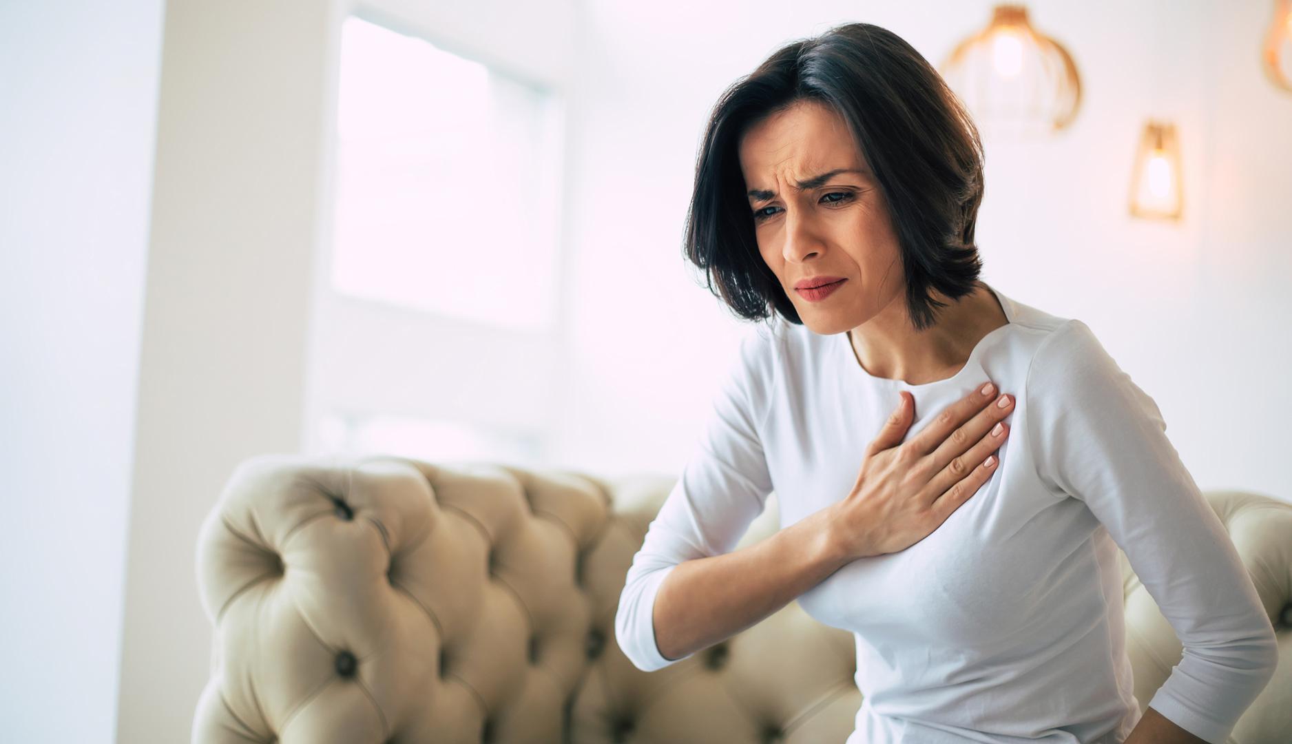 3. Prepoznajte simptome srčanog udara kod žena: Lako je pretpostaviti da biste znali da imate srčani udar. No, dok je najčešći simptom srčanog udara nelagoda u prsima, zapravo ga možete imati bez osjećaja boli ili pritiska u tom području. Osim toga, 'žene imaju veću vjerojatnost da će imati druge simptome nego muškarci', prema FDA. Simptomi srčanog udara kod žena mogu uključivati ​​bol ili osjećaj stezanja u prsima, ruci, vratu, čeljusti, leđima ili abdomenu, otežano disanje, mučnina ili povraćanje, lakomislenost, ekstremni umor i hladan znoj. 'Ako imate ove simptome i sumnjate da imate srčani udar, nazovite hitnu pomoć', rekli su, 'Nazovite čak i ako nisi sigurni, to bi vam moglo spasiti život'.