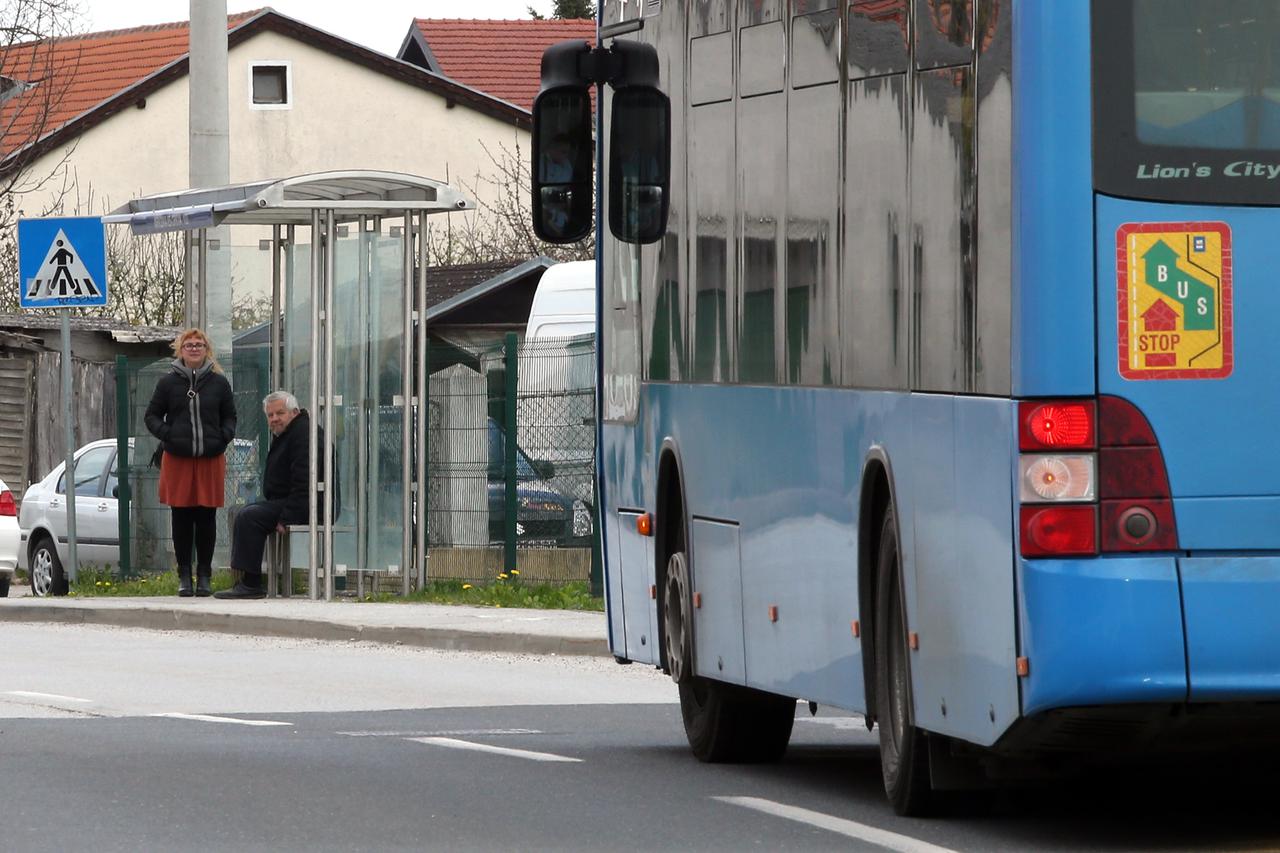 06.04.2015., Zagreb - ZET-ova nadstresnica na autobusnom stajalistu u Mrksinoj ulici u Svetoj Klari postavljena je desetak metara od mjesta gdje je sluzbeno mjesto zaustavljana autobusa.  Photo: Robert Anic/PIXSELL
