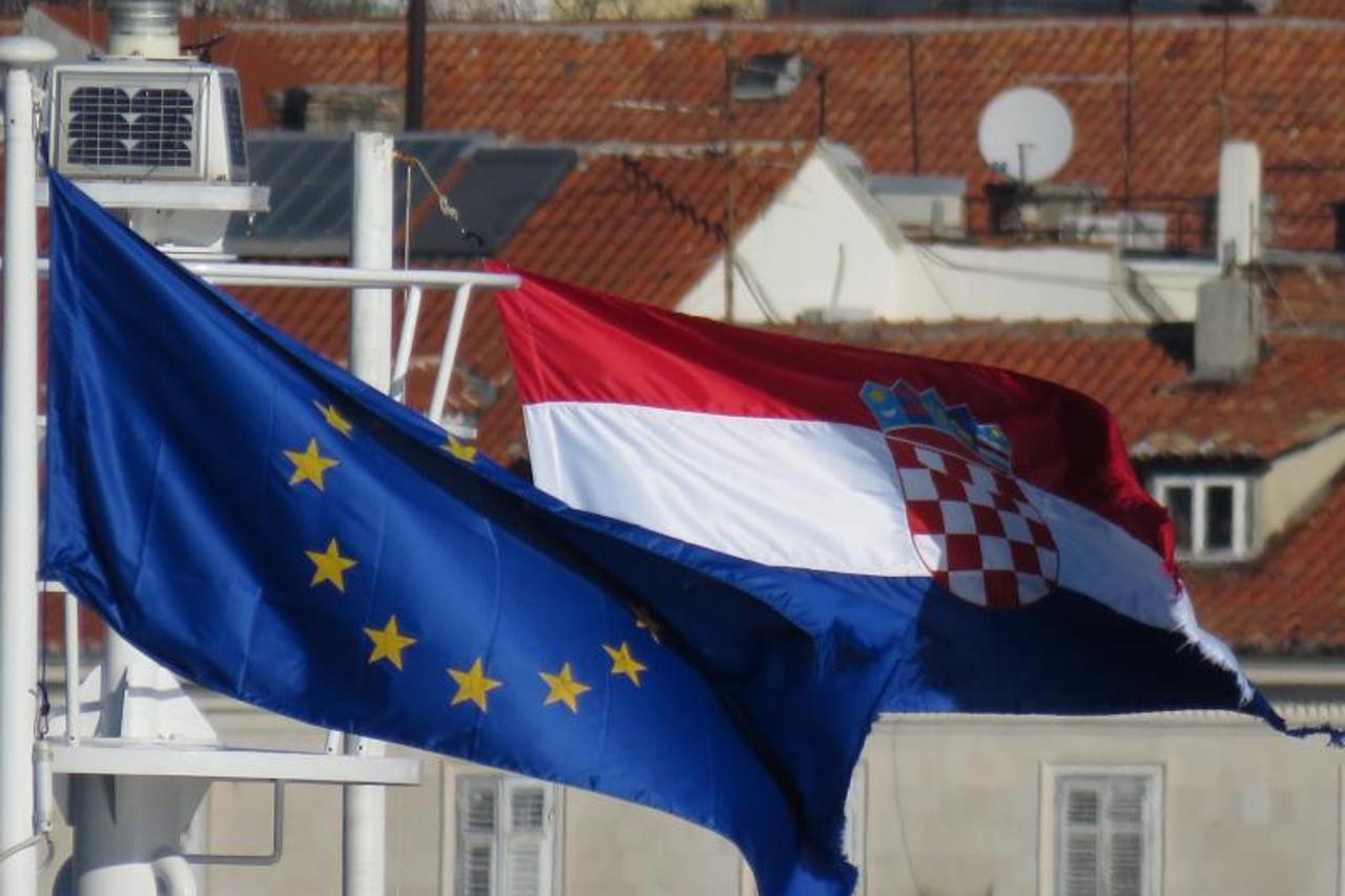 Zastave Hrvatske i Europske unije 