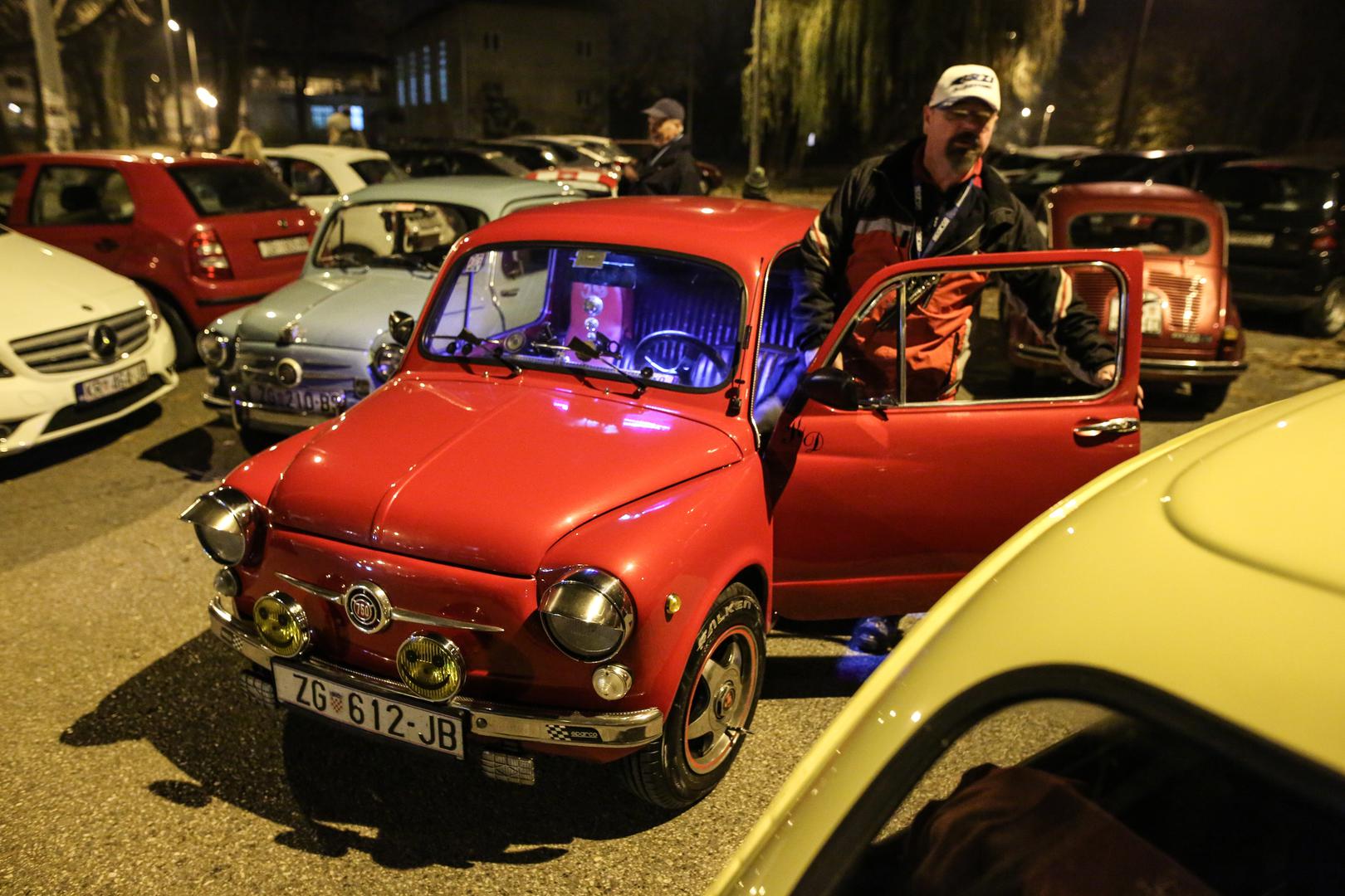 Vozači se se u 19 sati okupili ispred kluba, krenuli prema Adventu i provozali su se Zagrebom.