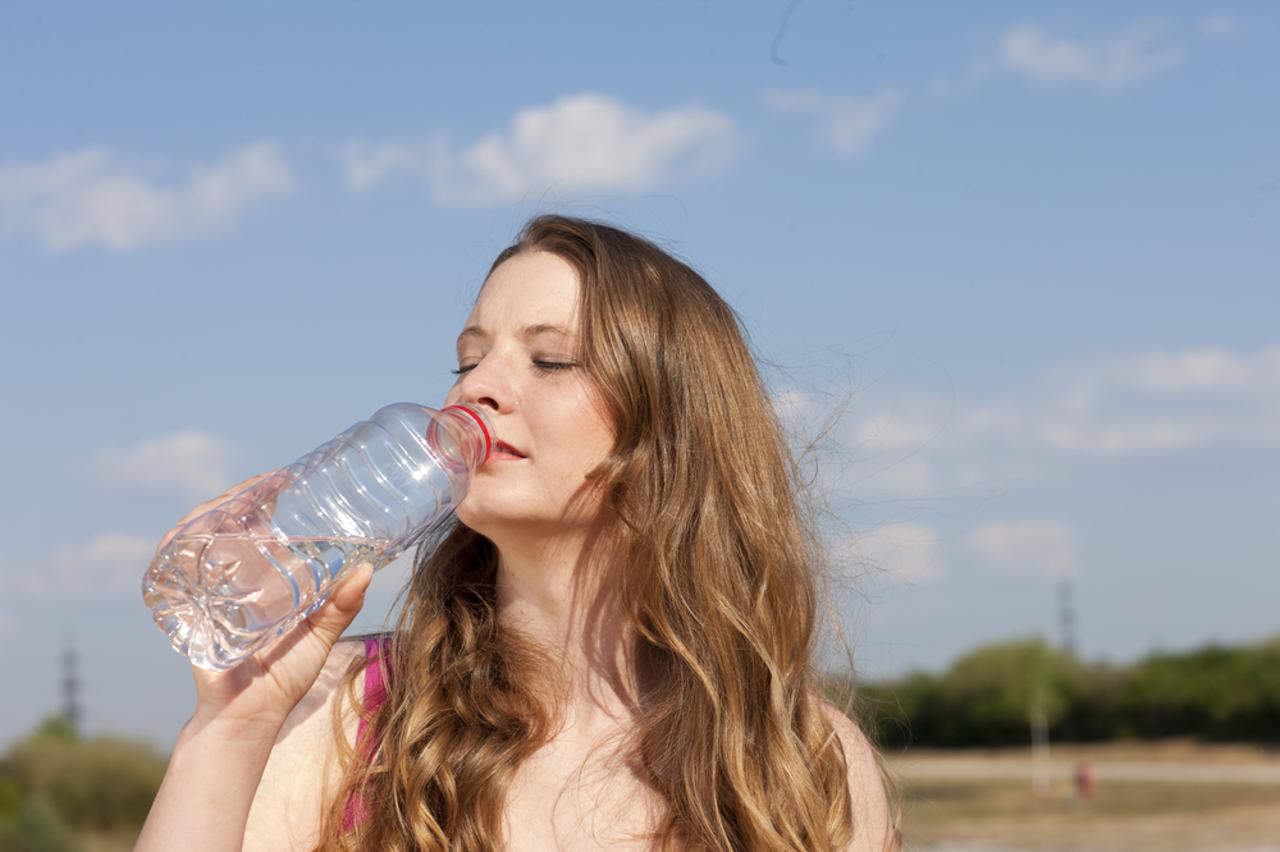 Žena pije vodu