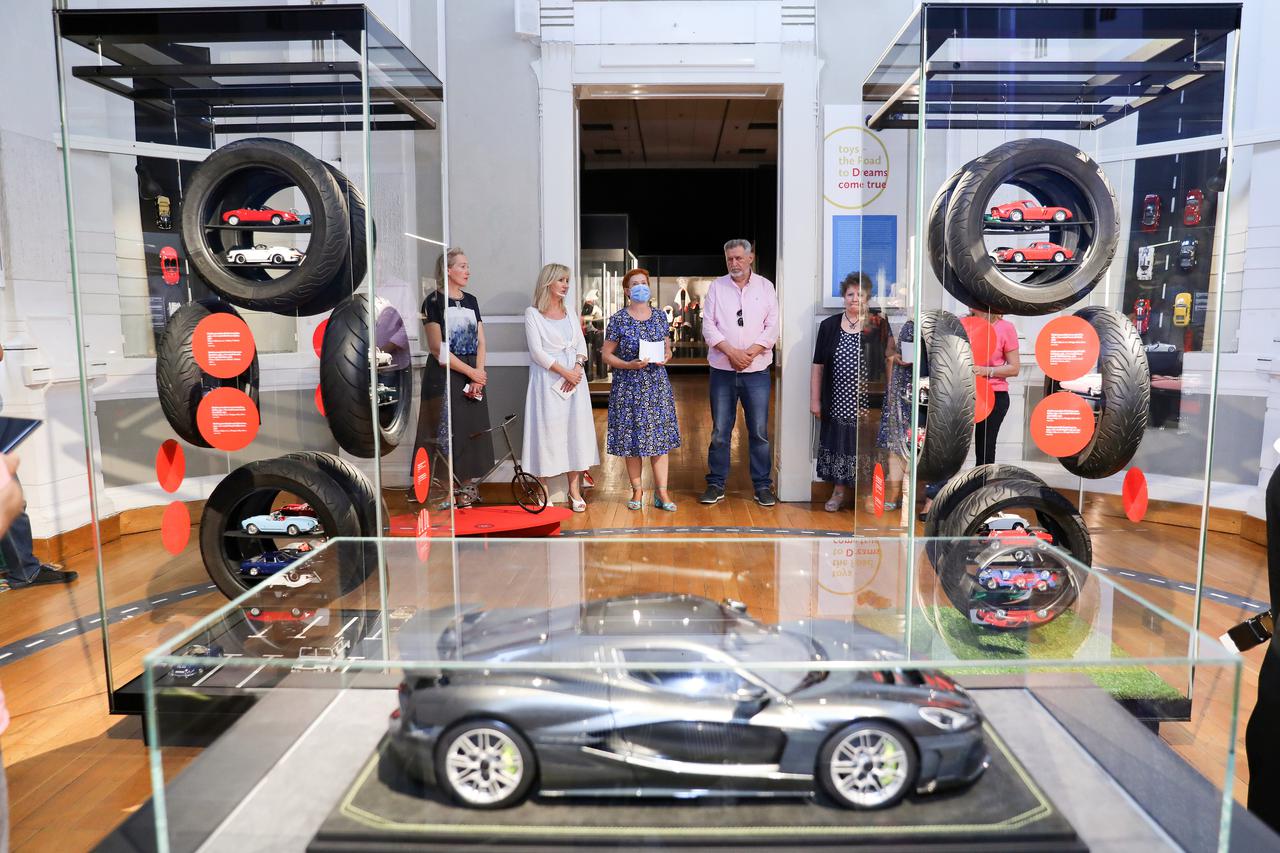 U Etnografskom muzeju izloženo 55 modela legendarnih automobila 20. stoljeća