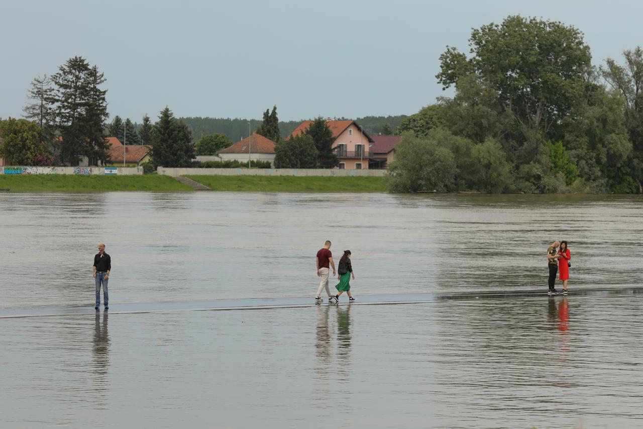 Osijek:  Vodostaj Drave već danima ne prestaje rasti