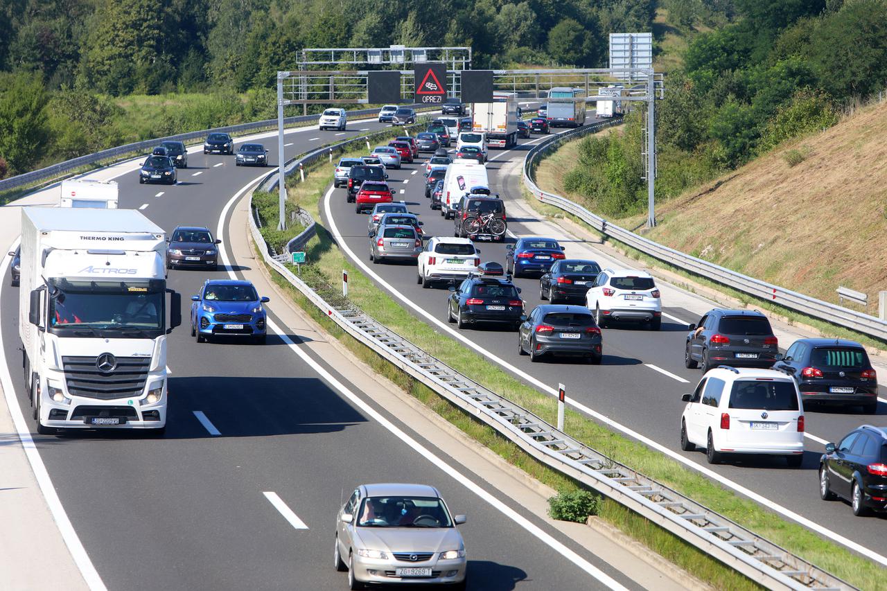 Gust promet na autocesti između Karlovca i čvora Bosiljevo