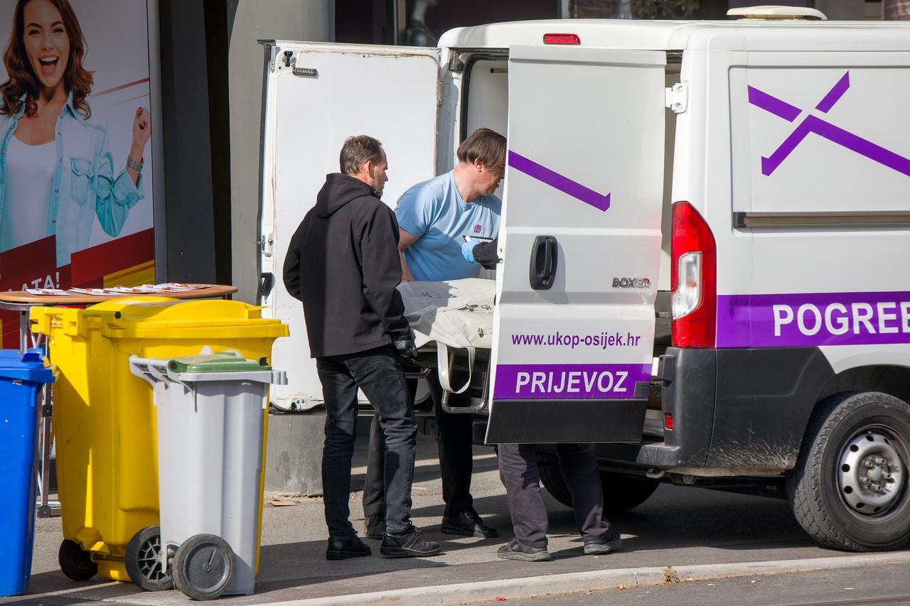 Osijek: Pogrebno poduzeće odvozi tijelo nakon policijskog očevida u centru grada