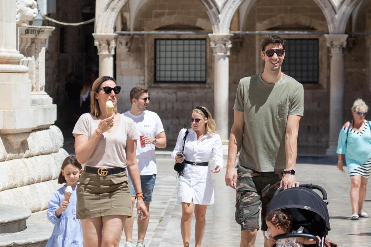 Dubrovnik: Košarkaš Ante Tomić s obitelji u šetnji Stradunom