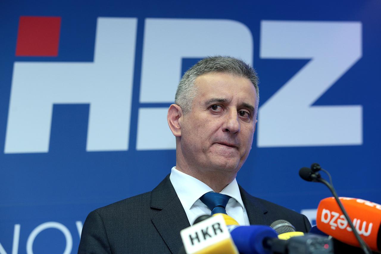 Karamarko na konferenciji za medije u lipnju 2016., kada je objavio da podnosi ostavku na mjesto predsjednika HDZ-a