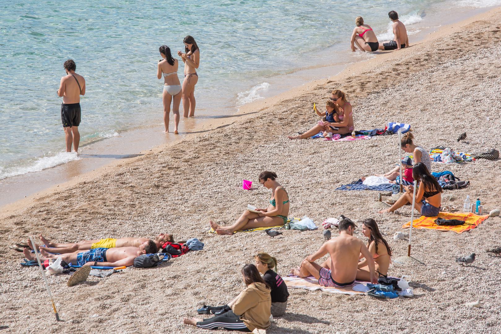 Ako je suditi po fotografijama iz Dubrovnika, more je i dalje ugodno za kupanje, a vanjske temperature idealne su za sunčanje i uživanje na plaži. 