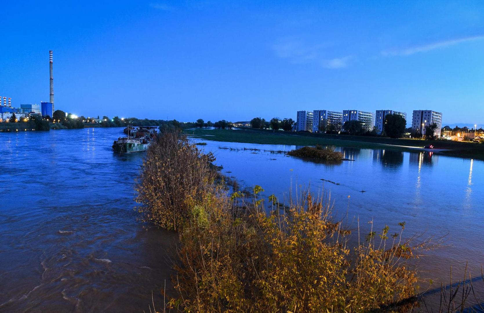 Zbog velikih količina oborina rijeka Sava se izlila iz korita.
