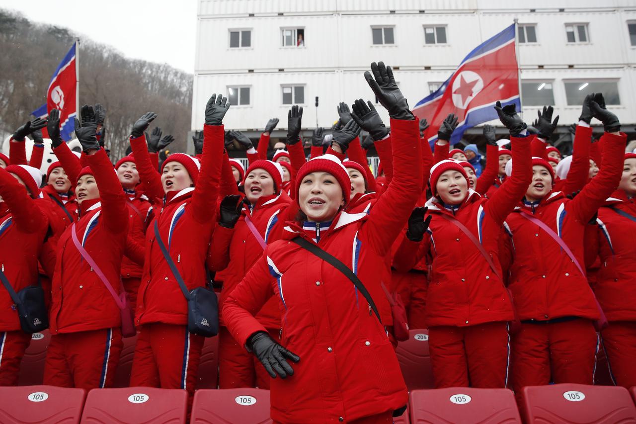 Kim Jong-un i navijačice