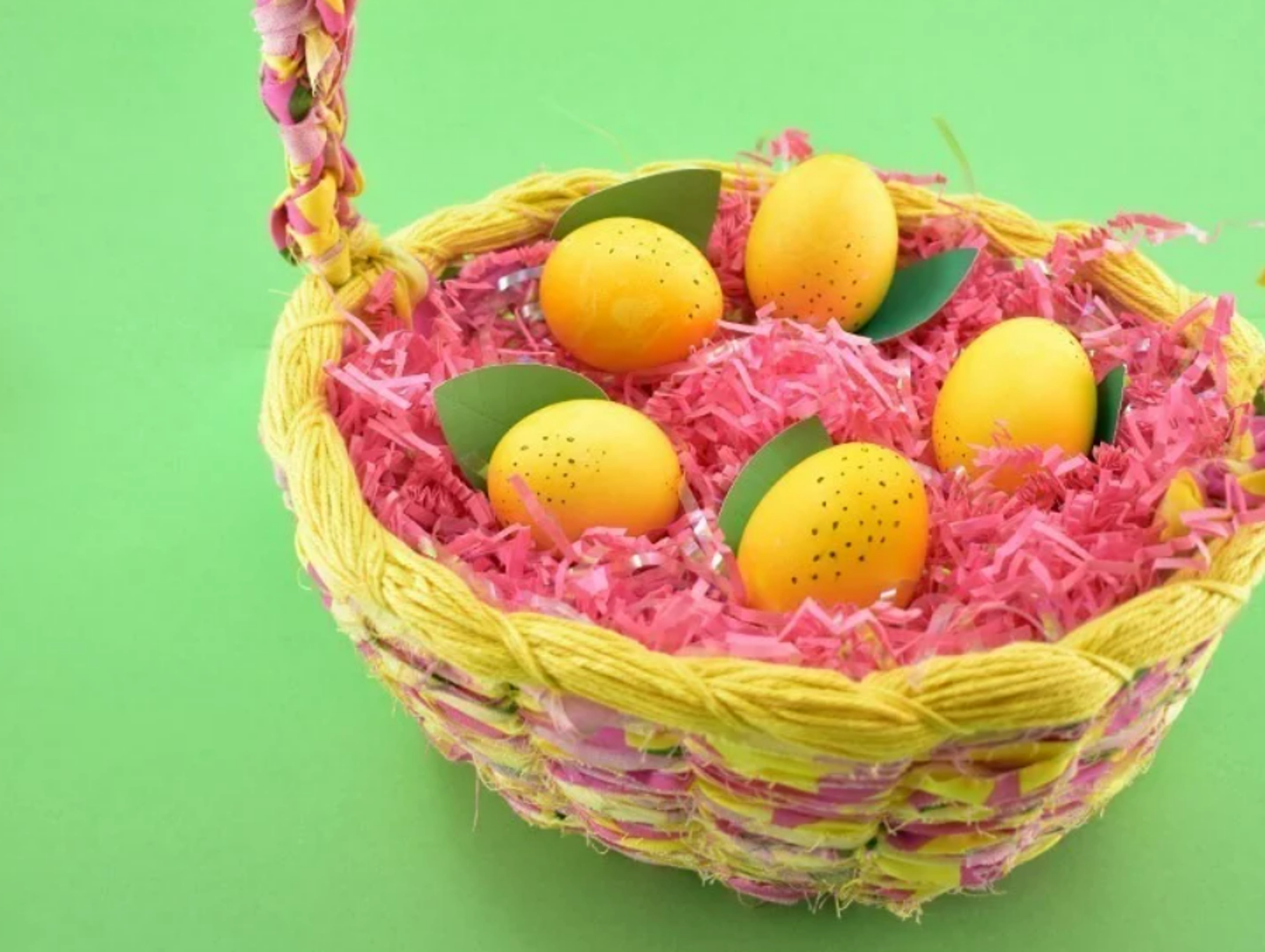 Uskrsna jaja limuni: Ova jaja inspirirana limunom izgledaju gotovo kao pravi limuni. Obojite svoja bijela jaja u žuto, zatim izrežite zeleni papir ili karton u obliku listova prije nego ih ljepilom zalijepite na svoje nove "limune".