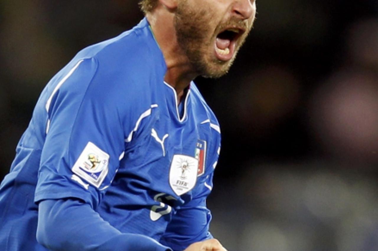 'Italy\'s Daniele De Rossi celebrates after scoring against Paraguay during their 2010 World Cup Group F soccer match at Green Point stadium in Cape Town June 14, 2010.  REUTERS/Stefano Rellandini (SO