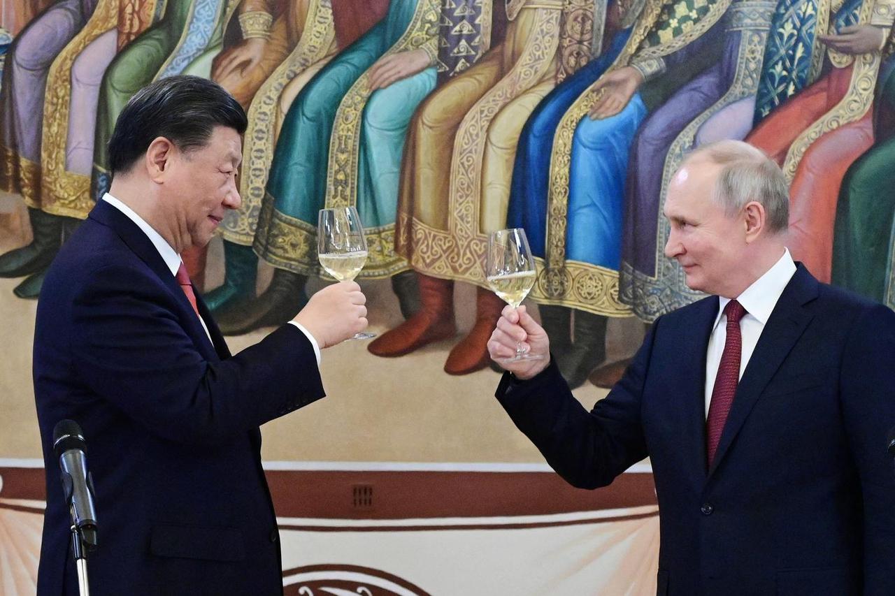 Russian President Vladimir Putin and Chinese President Xi Jinping attend a reception in Moscow