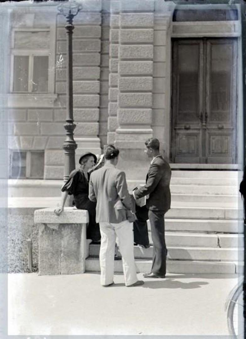 Ispred Hrvatskog narodnog kazališta 1934. godine.