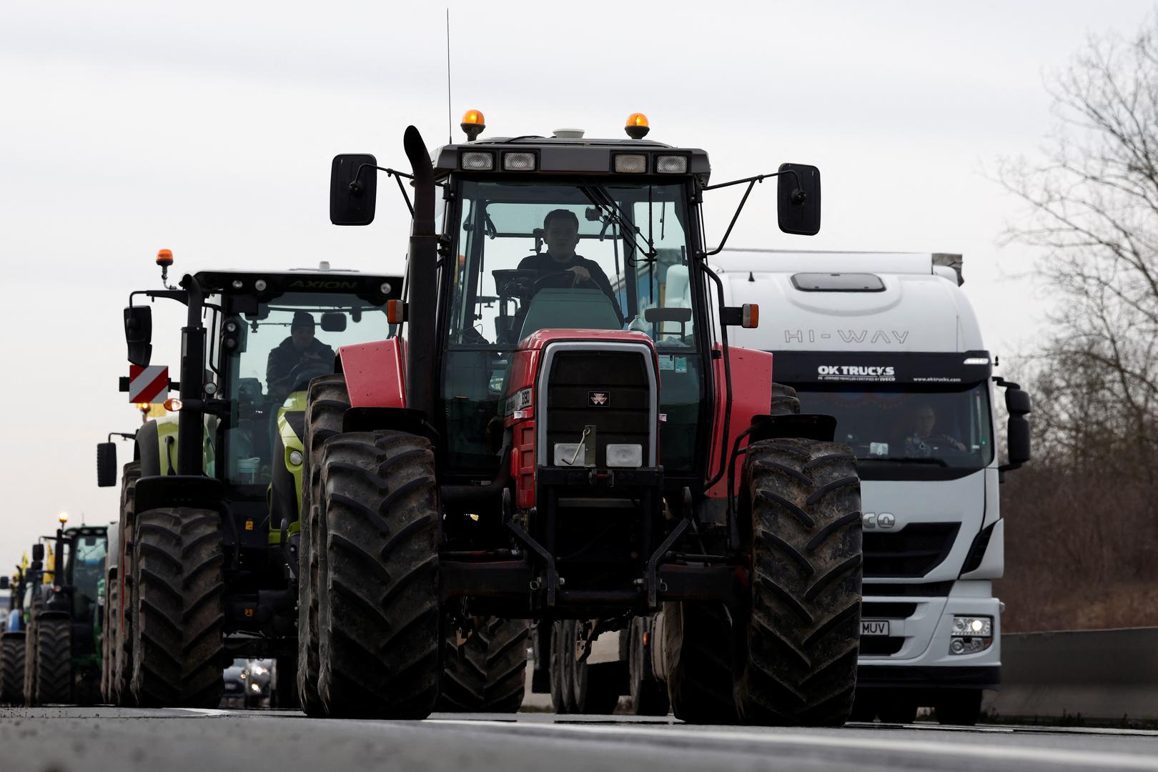 I belgijski poljoprivrednici počeli su prosvjedovati u ponedjeljak, a brojni poljoprivrednici diljem Europe žale se da Europska unija ne čini dovoljno da im pomogne u suočavanju s međunarodnom konkurencijom i globalizacijom.