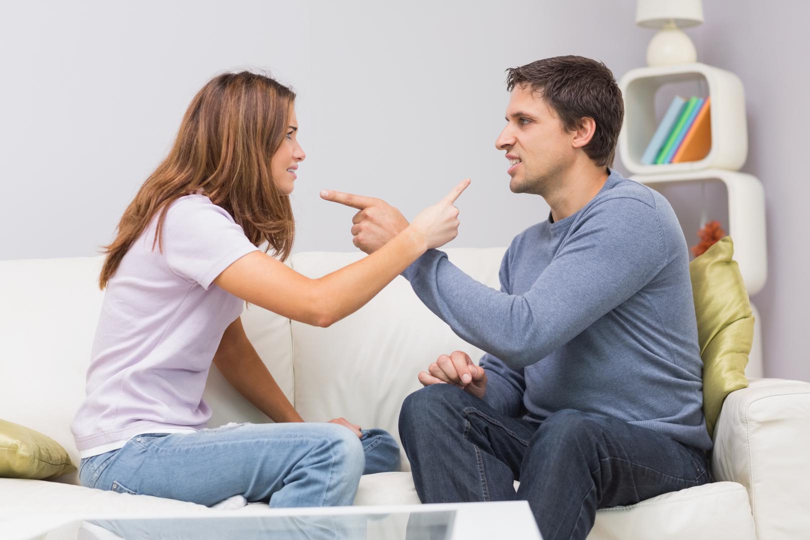 2. Osjećate se da ne možete razgovarati – Osim nedostatka komunikacije, još je gore kada o nečemu ne želite razgovarati jer se bojite da će vas vaš partner/partnerica odmah napasti zbog toga.