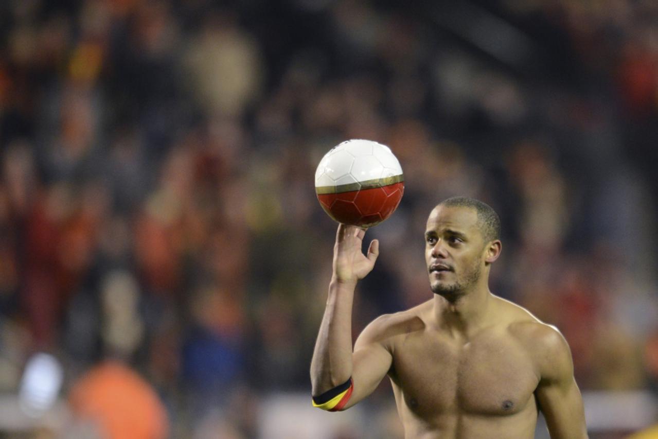 'Belgium\'s Vincent Kompany acknowledges the crowd after defeating Macedonia during their 2014 World Cup qualifying soccer match at the King Baudouin stadium in Brussels March 26, 2013. REUTERS/Lauren