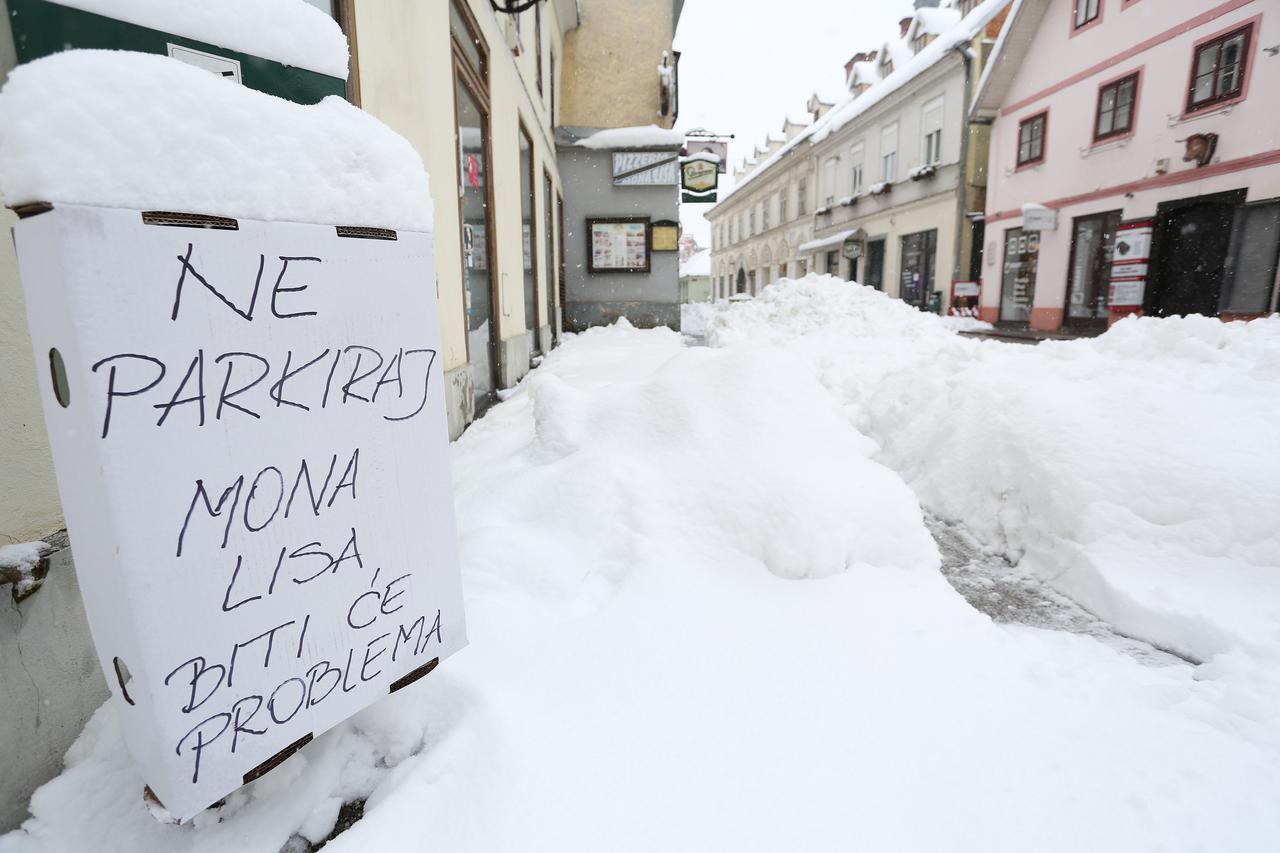 Vlasnici jedne pizzerije u Radićevoj ulici u Karlovcu postavili su prijeteće upozorenje svima koji bi se parkirali na njihov očišćeni ulaz u lokal.